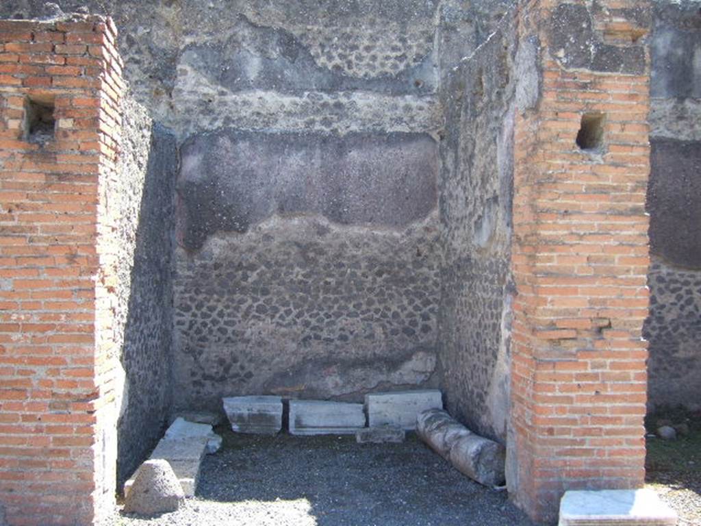 VII.9.7 and VII.9.8 Pompeii. Macellum. September 2005. Shop 5 on south side.