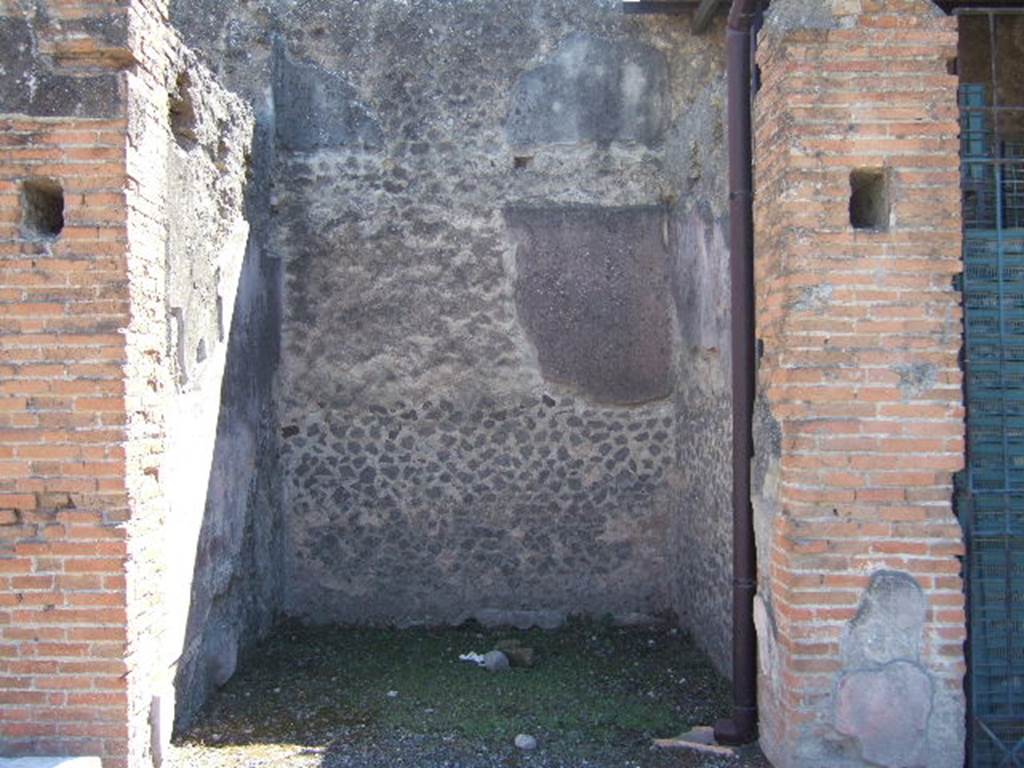VII.9.7 and VII.9.8 Pompeii. Macellum. September 2005. Shop 6 on south side.