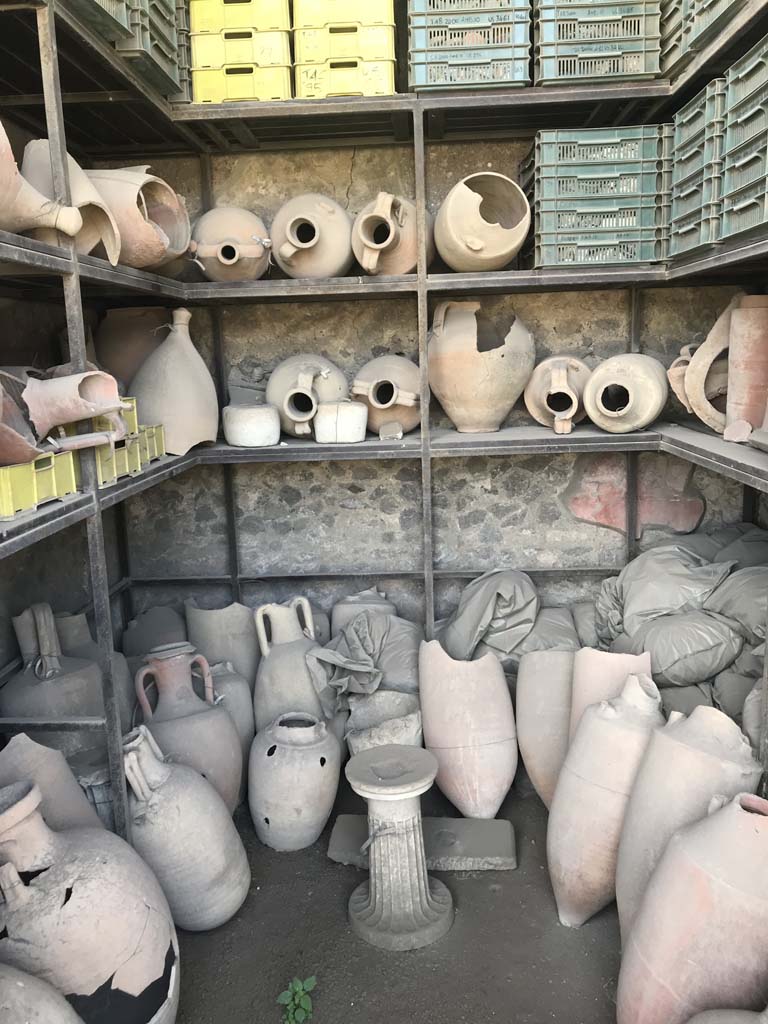 VII.9.7 and VII.9.8 Pompeii. April 2019. Shop 7 on south side.
Photo courtesy of Rick Bauer.