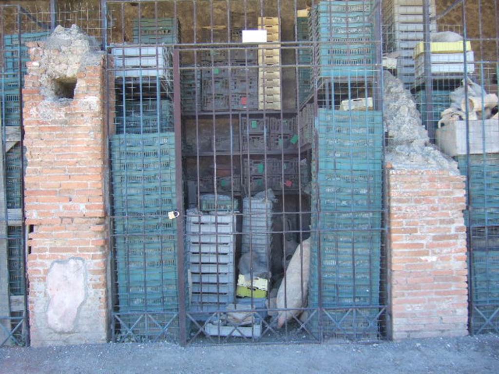 VII.9.7 and VII.9.8 Pompeii. Macellum. September 2005. Shop 8 on south side.