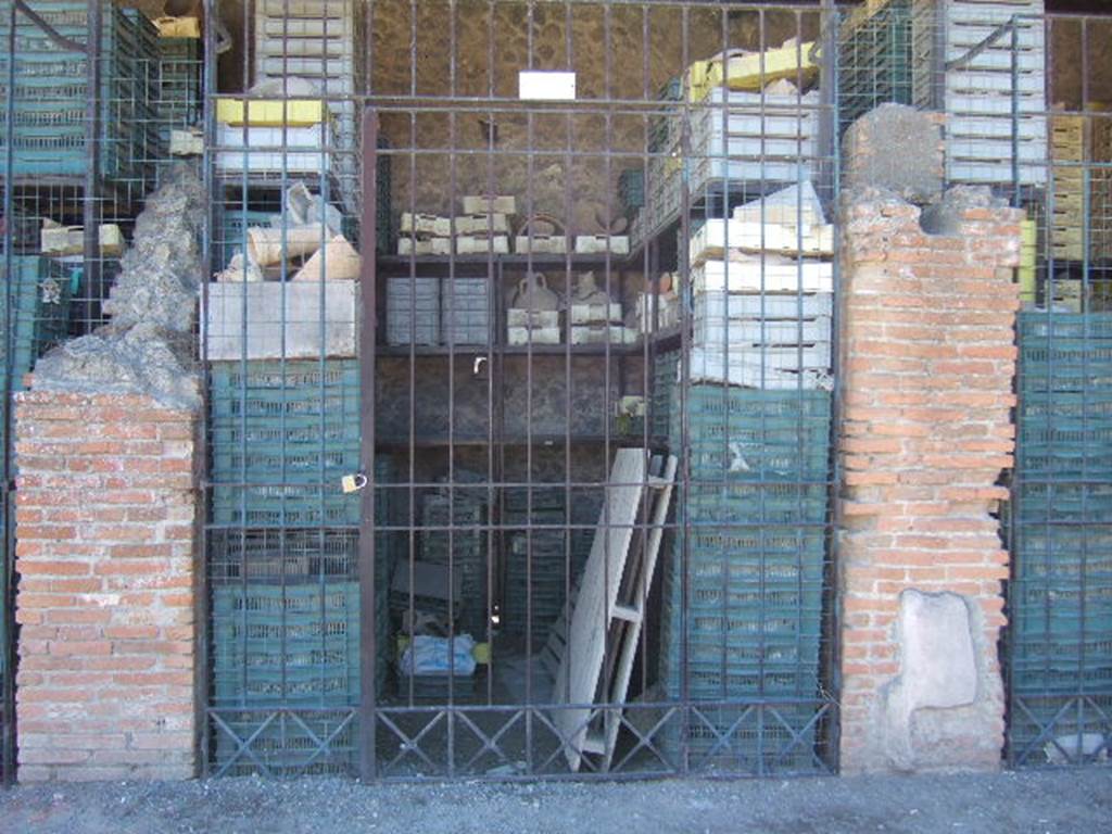 VII.9.7 and VII.9.8 Pompeii. Macellum. September 2005. Shop 9 on south side.