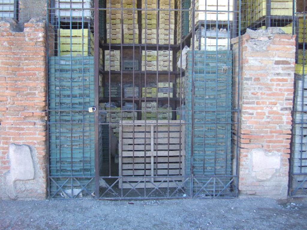 VII.9.7 and VII.9.8 Pompeii. Macellum. September 2005. Shop 10 on south side,