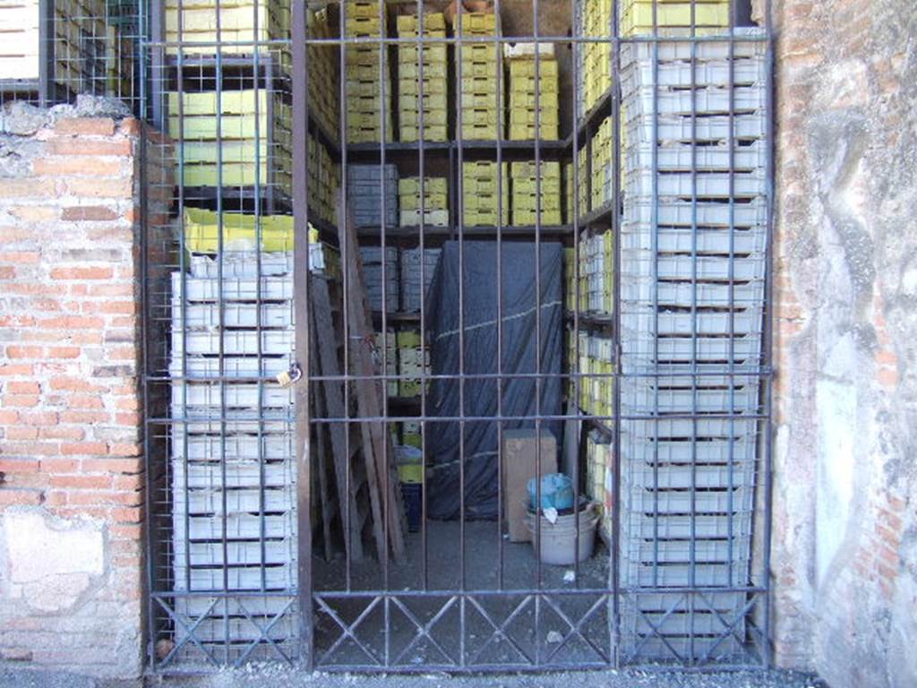 VII.9.7 and VII.9.8 Pompeii. Macellum. September 2005. Shop 11 on south side.