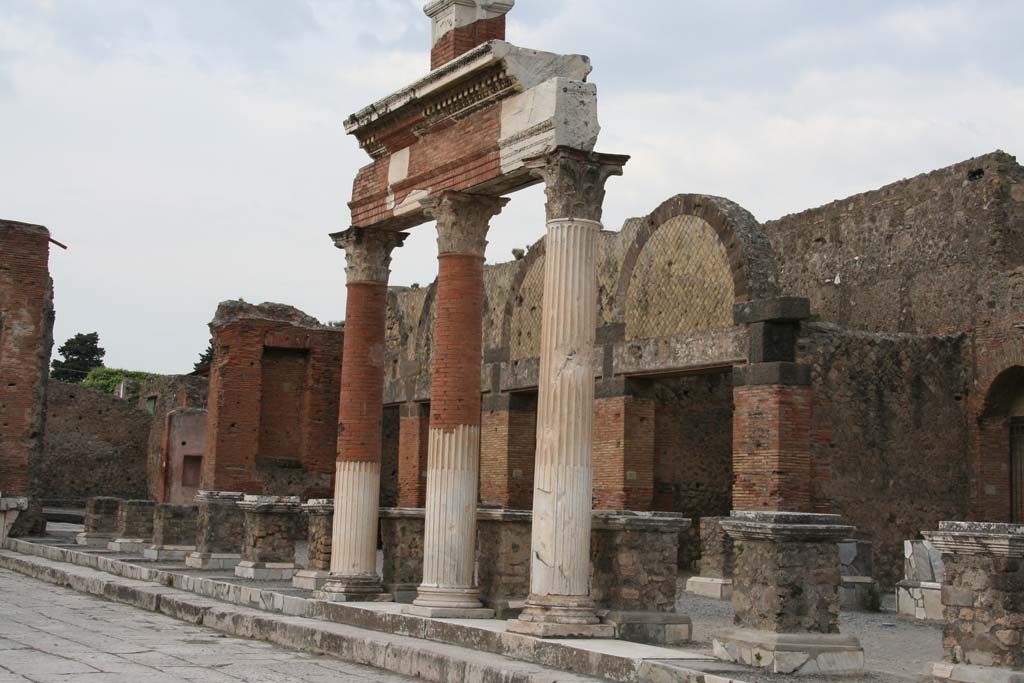 VII.9.8 Pompeii. April 2010.  
Looking north along Forum portico with Corinthian capitals, outside of VII.9.7/8 the Macellum.
Photo courtesy of Klaus Heese.