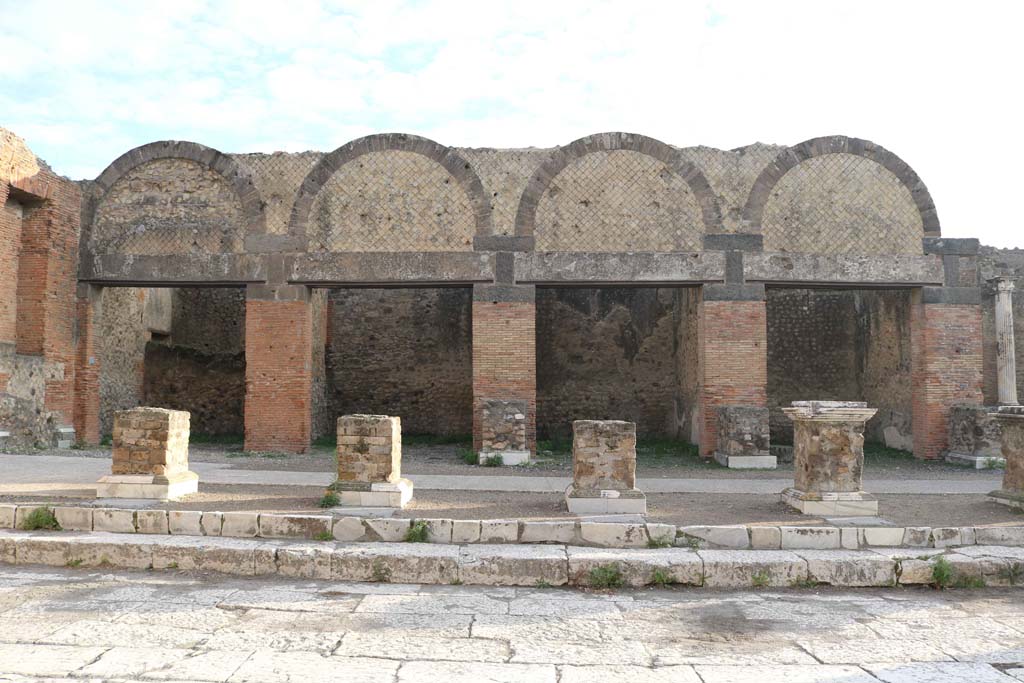 VII.9.12 Pompeii on left. December 2018. Looking towards east side of Forum. Photo courtesy of Aude Durand.