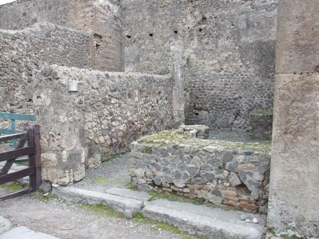 VII.9.22 Pompeii. December 2007. Looking towards entrance doorway, and east wall.