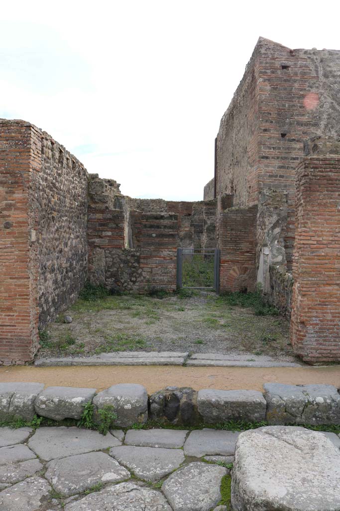 VII.9.27 Pompeii. December 2018. 
Looking south on Via degli Augustali, towards entrance to shop. Photo courtesy of Aude Durand.