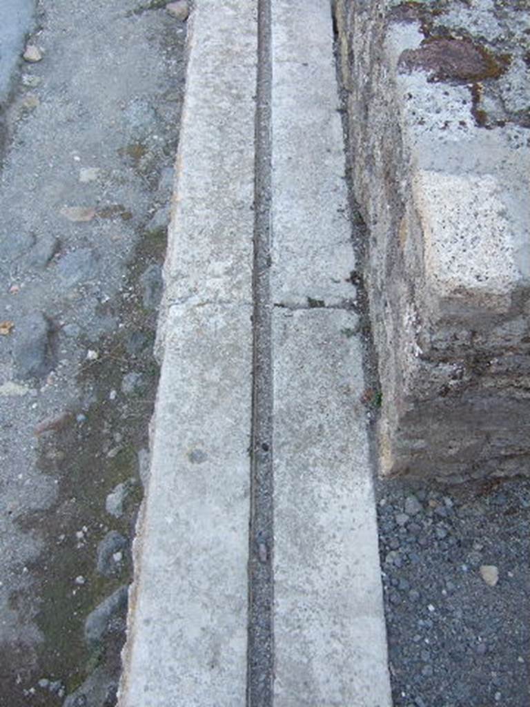 VII.9.30 Pompeii.  September 2005.  Groove in marble sill for shutter.