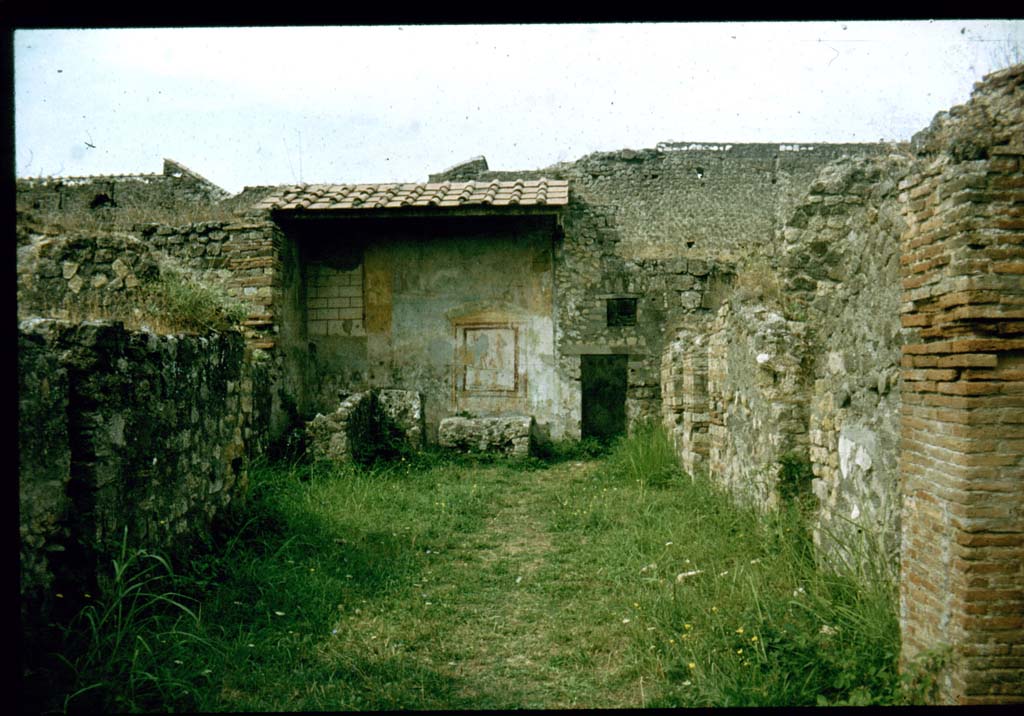 VII.9.33 Pompeii. Looking west from entrance.
Photographed 1970-79 by Günther Einhorn, picture courtesy of his son Ralf Einhorn.