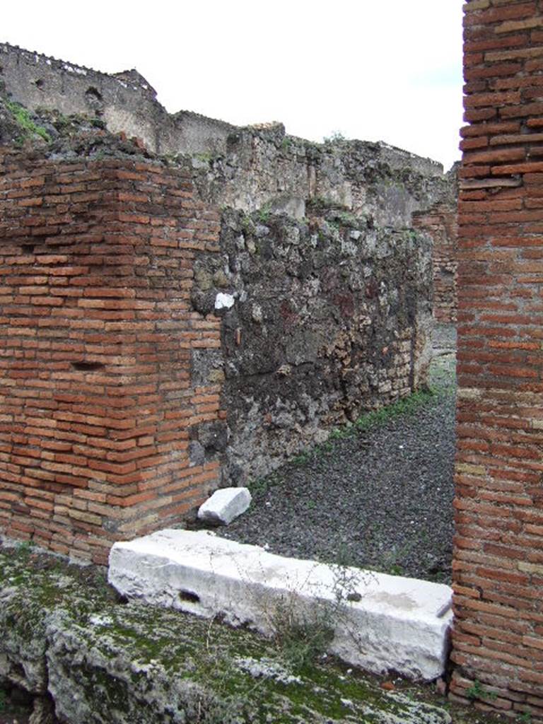 VII.9.38 Pompeii. December 2005. Entrance doorway.
