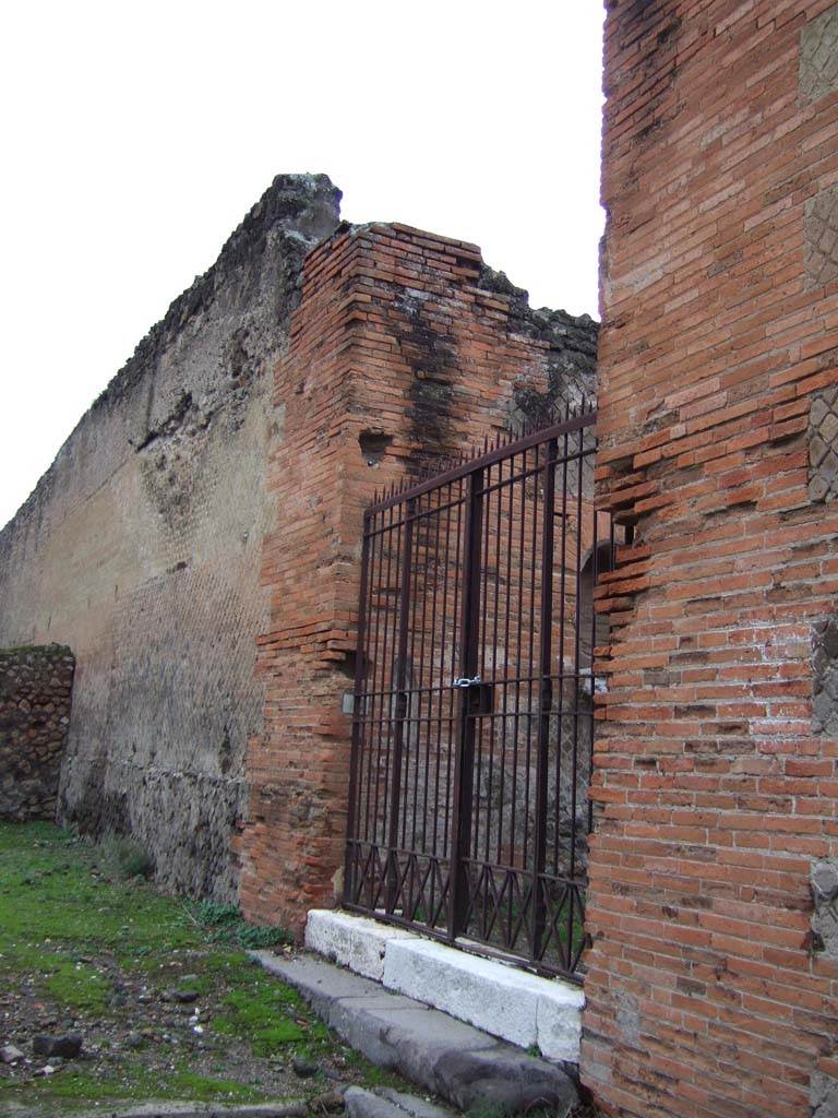 VII.9.42 Pompeii. December 2005. South entrance of Macellum.
According to Fiorelli, painted on the wall to the left, at the exit of the “Augusteum” was –
TREBIVM AED OVF 
CLIBANARI ROG.  (CIL IV 677)
See Pappalardo, U., 2001. La Descrizione di Pompei per Giuseppe Fiorelli (1875). Napoli: Massa Editore. (p.106).