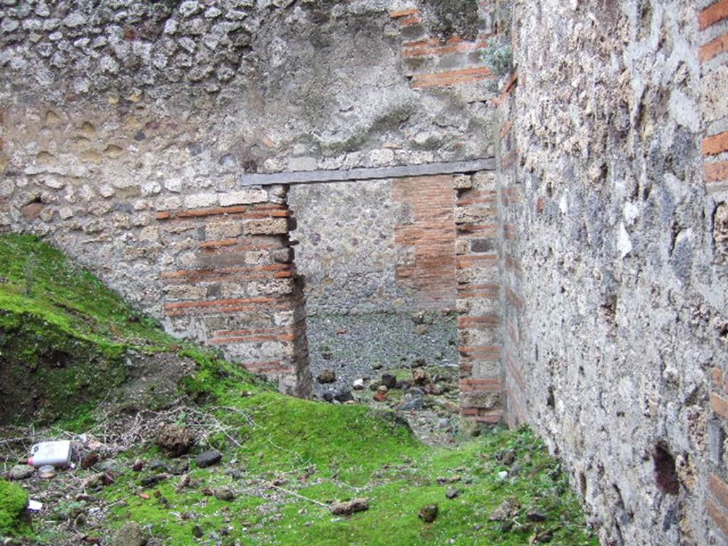 VII.9.43 Pompeii. December 2005. Doorway in north wall.