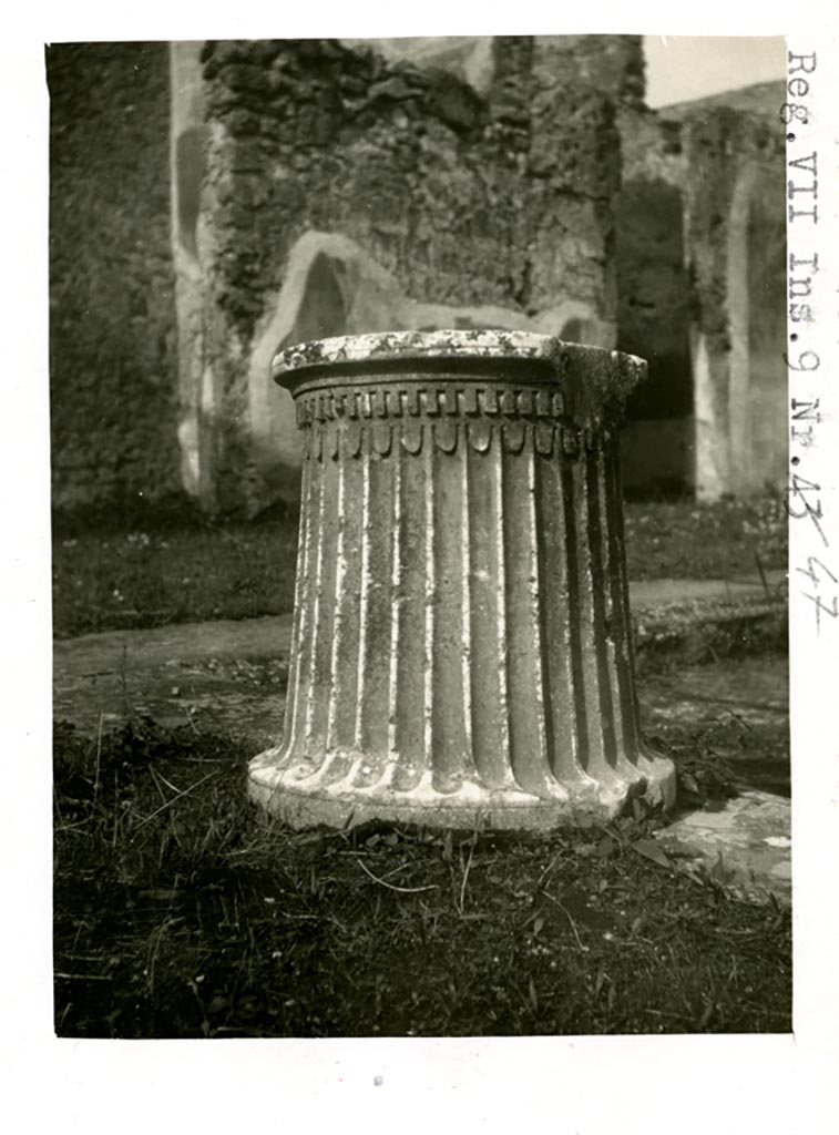 VII.9.47 Pompeii. Pre-1937-39. Puteal.
Photo courtesy of American Academy in Rome, Photographic Archive. Warsher collection no. 1044.