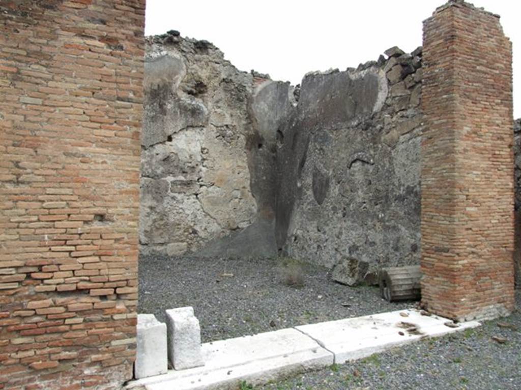 VII.9.47 Pompeii.  March 2009.  Doorway to Room 12.  Oecus. Looking north east.  According to Fiorelli, this room had a mosaic floor but its walls were decorated in plain white plaster.  See Pappalardo, U., 2001. La Descrizione di Pompei per Giuseppe Fiorelli (1875). Napoli: Massa Editore. (p.107)