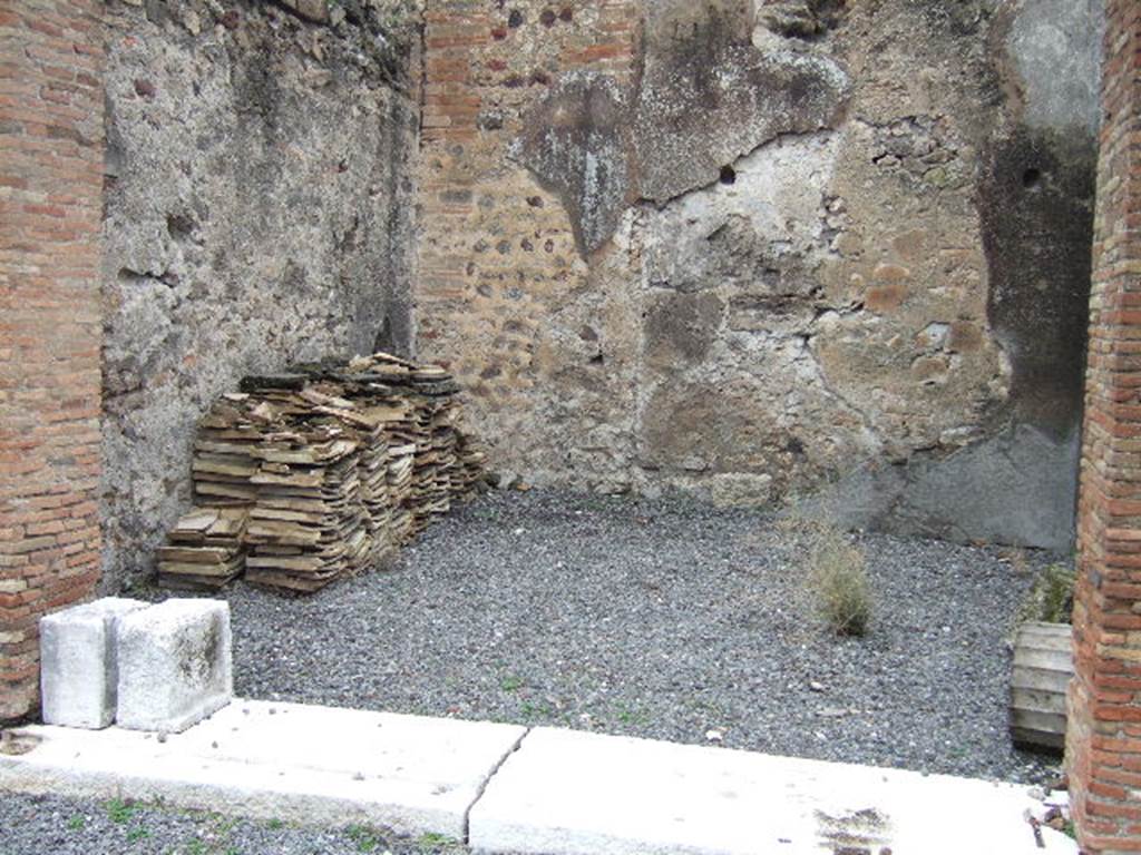 VII.9.47 Pompeii.  December 2005. Room 12. Oecus.