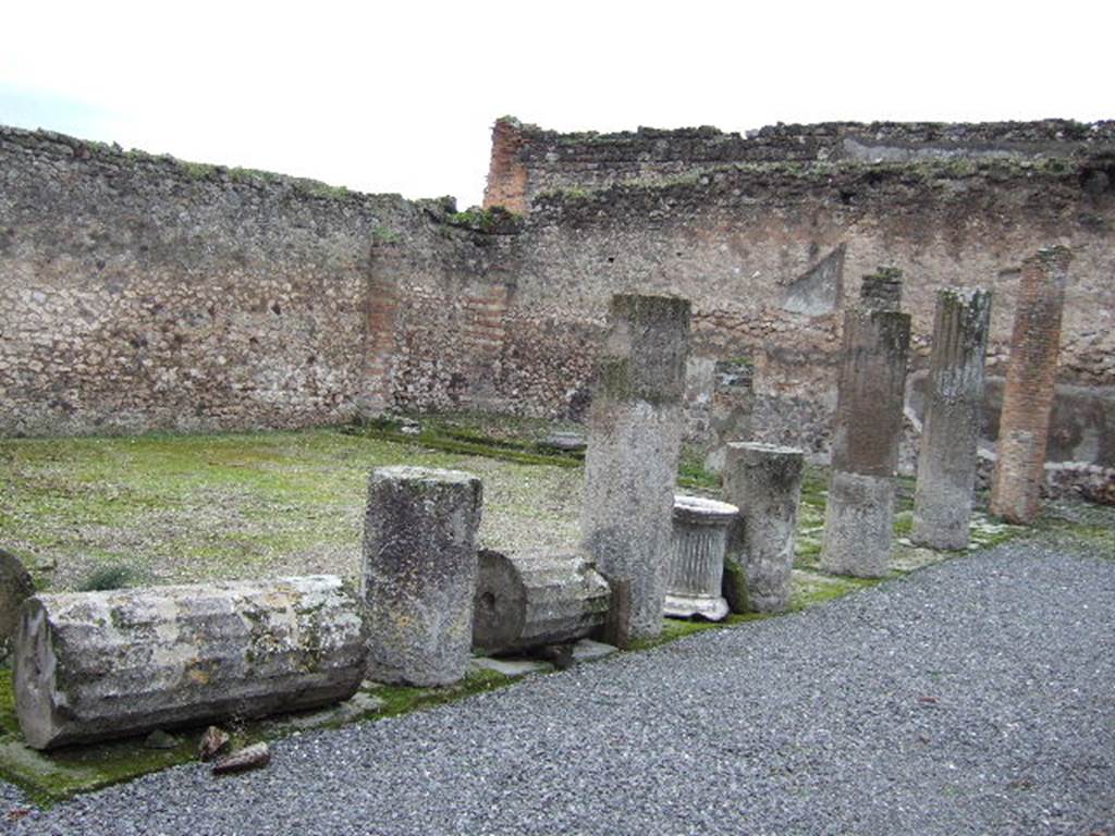 VII.9.47 Pompeii.  December 2005. Looking south west across Peristyle area.