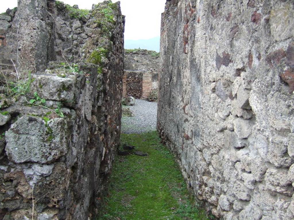 VII.9.47 Pompeii.  December 2005.  Room 13. Corridor, looking south to Peristyle area.