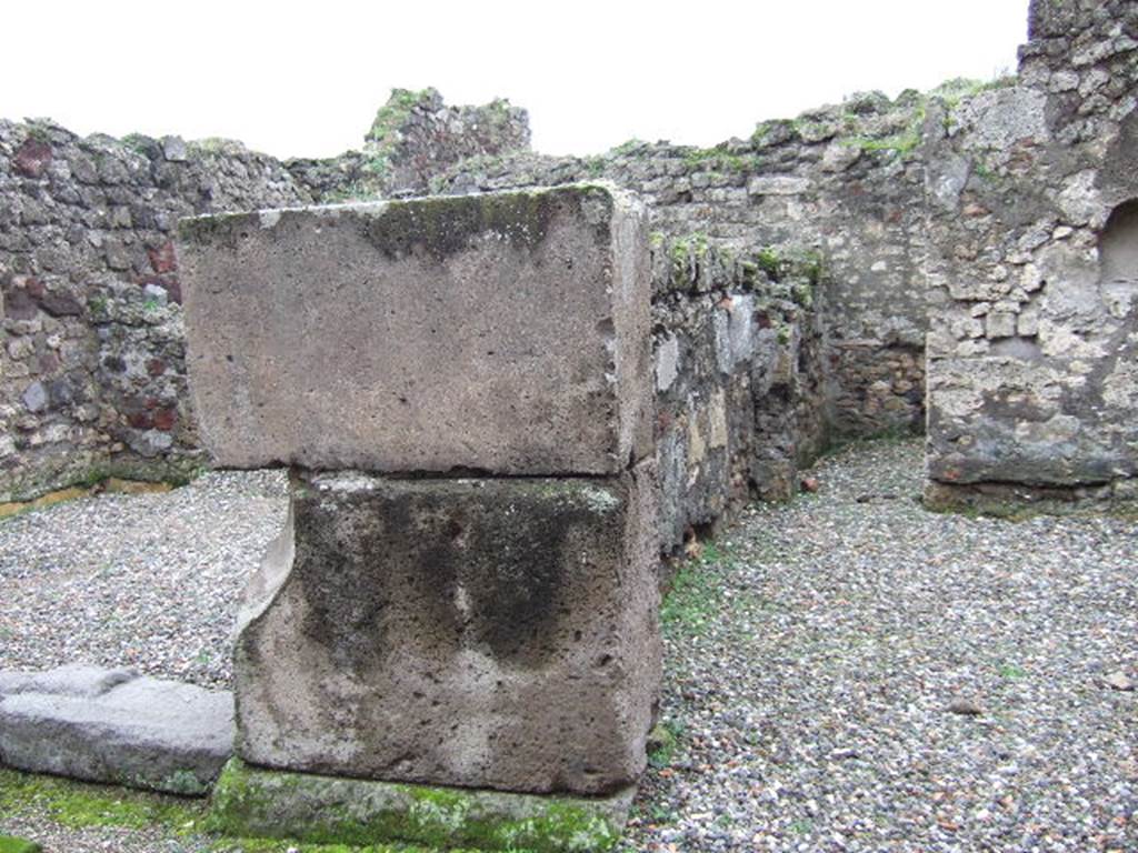 Pompeii VII.9.50 on left, and wall between in centre, and doorway to VII.9.49 on right. December 2005.