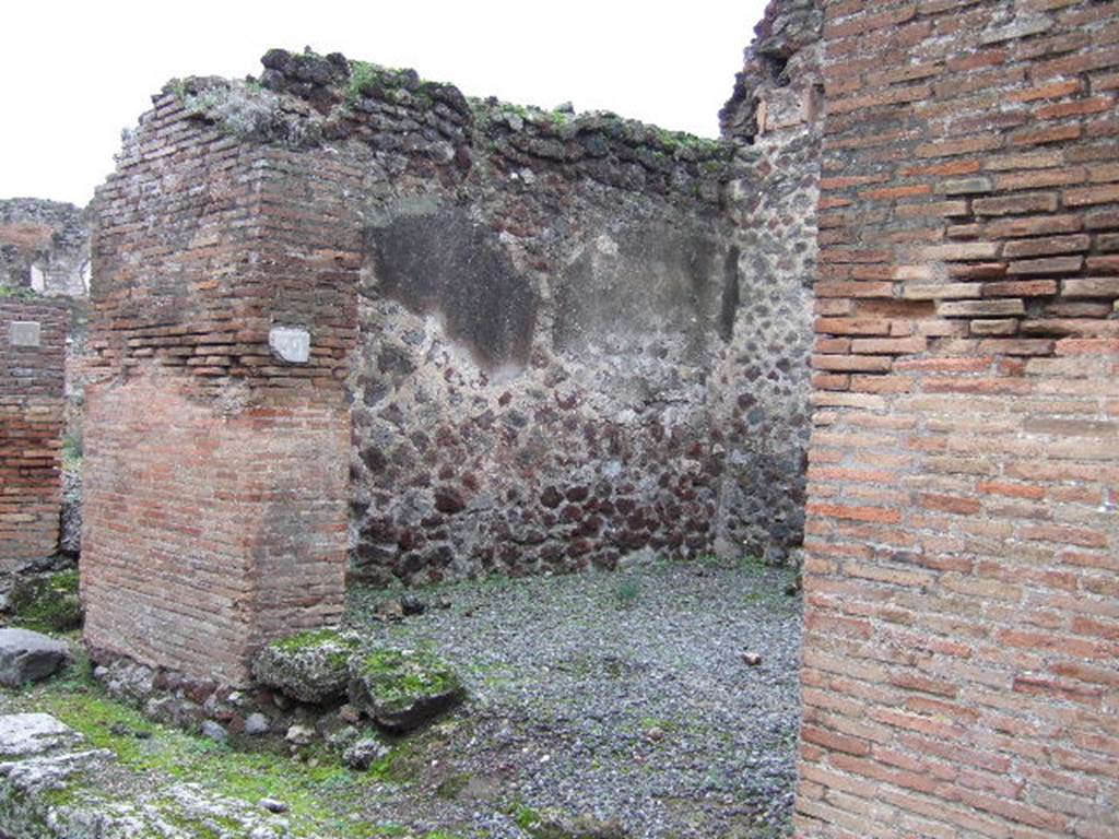 VII.9.59 Pompeii. December 2005. Looking south-west to entrance doorway.