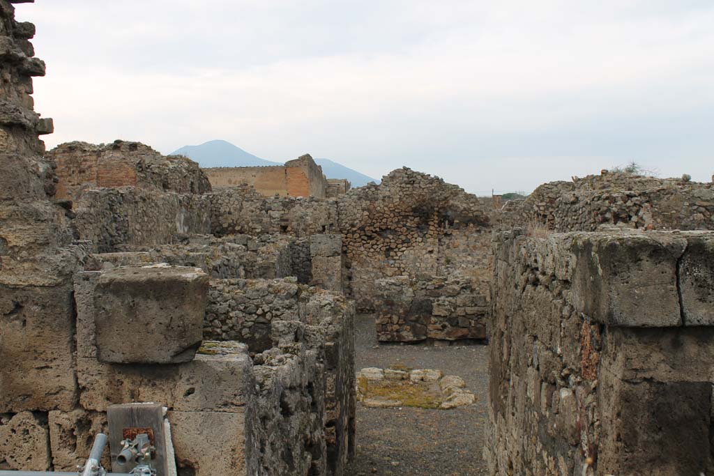 VII.9.63 Pompeii. March 2014. Looking north along entrance corridor, from Eumachia’s Building.
Foto Annette Haug, ERC Grant 681269 DÉCOR.
