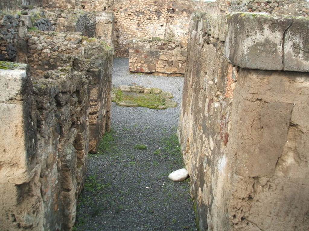 VII.9.63 Pompeii. December 2004. Looking north along entrance fauces or corridor towards atrium.