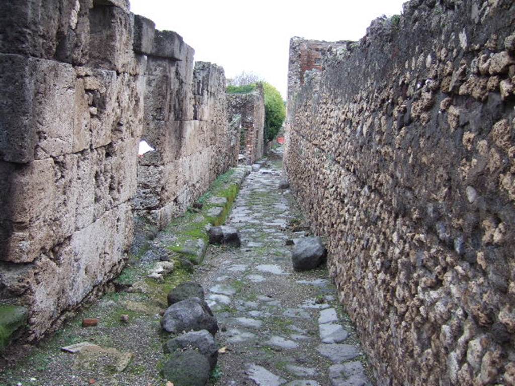 VII.9.64 and VII.9.63, Pompeii. December 2005. Vicolo degli Scheletri looking east with Eumachia’s Building on right.
