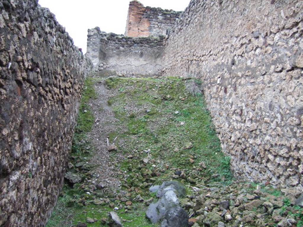 VII.9 end of Vicolo degli Scheletri. December 2005. looking west towards VII.9.66.