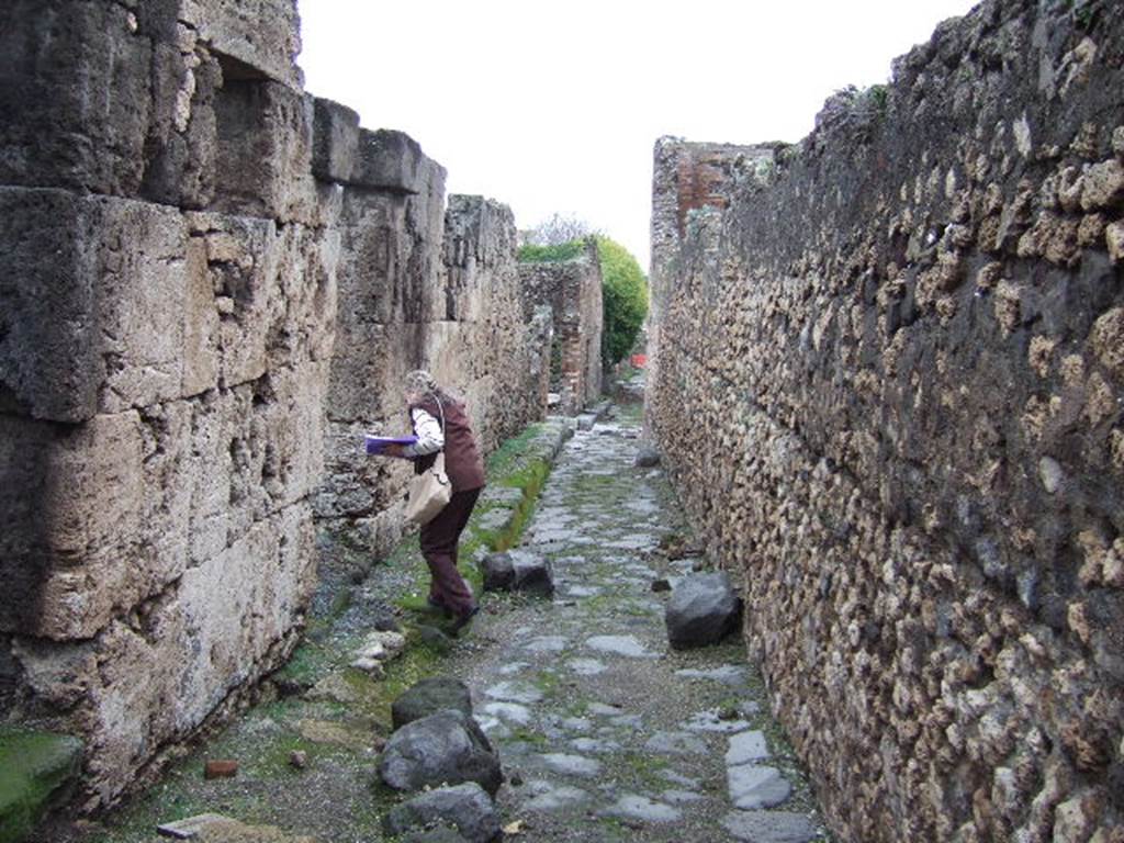 VII.9.64 and VII.9.63 Pompeii. December 2005. Vicolo degli Scheletri looking east. Eumachia’s building on right.