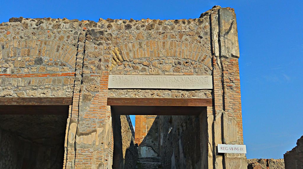 VII.9.67. 2017/2018/2019. 
Looking north towards inscription above doorway, from Via dell’Abbondanza. Photo courtesy of Giuseppe Ciaramella.