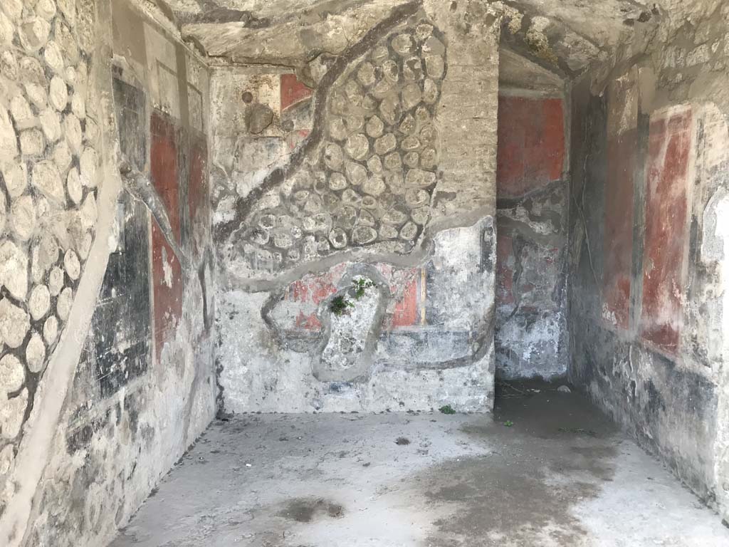 VII.9.68 Pompeii. April 2019. Looking north through entrance doorway. Photo courtesy of Rick Bauer.