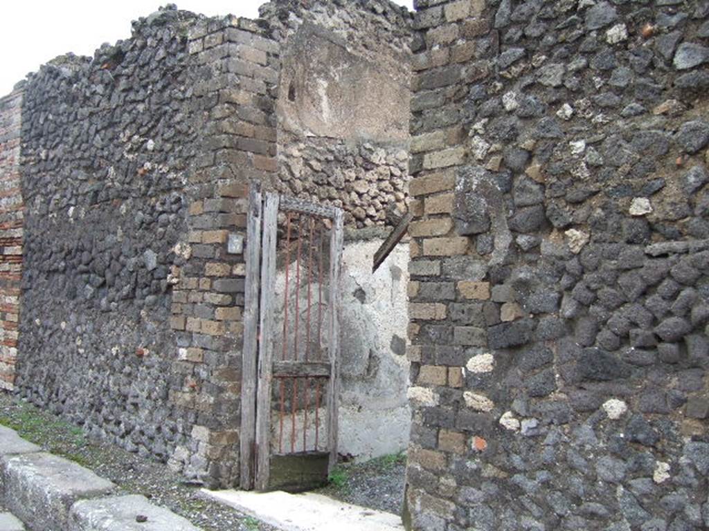 VII.10.3 Pompeii. December 2005. Entrance doorway, with roughly hewn white travertine threshold. The socket for the housing of the hinges and for the fixing of the battens for the closure of the double doors could be seen. 
Studi della Soprintendenza archeologica di Pompei, 22: l”Insula VII, 10 di Pompei , by Angelo Amoroso. (p.53)