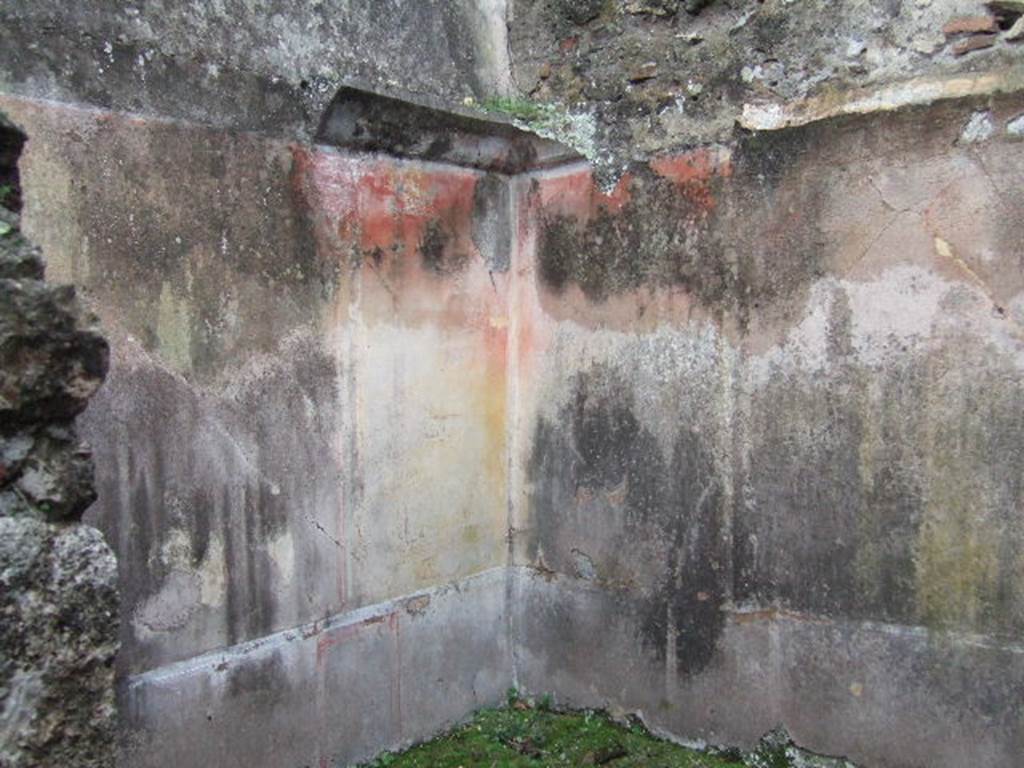 VII.10.3 Pompeii. December 2005. Room 12, south-west corner. According to Fiorelli, seen on the walls in this small cubiculum, in addition to a scene with landscapes, were a painted chariot pulled by deer, and thyrsus in a chariot pulled by panthers.
See Pappalardo, U., 2001. La Descrizione di Pompei per Giuseppe Fiorelli (1875). Napoli: Massa Editore. (p.108)
Fiorelli Descrizione di Pompei, 1875, (p.273-276)
