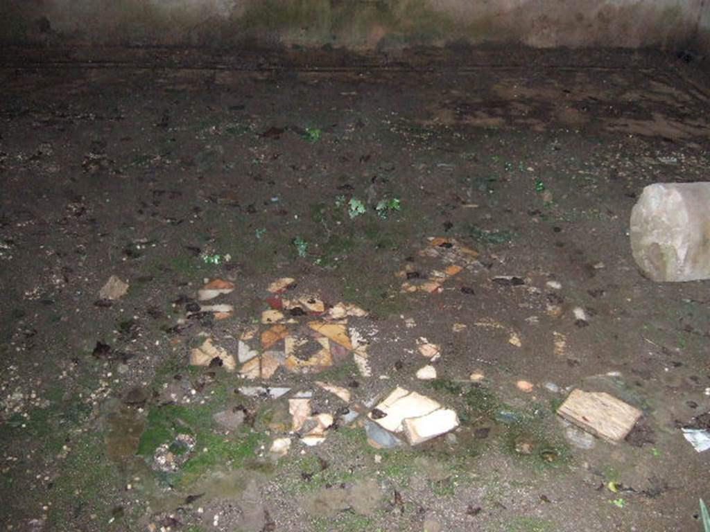 VII.10.3 Pompeii. December 2005. Room 14, inlaid emblema in centre of exedra floor, of opus sectile showing squares and triangles in coloured marbles.