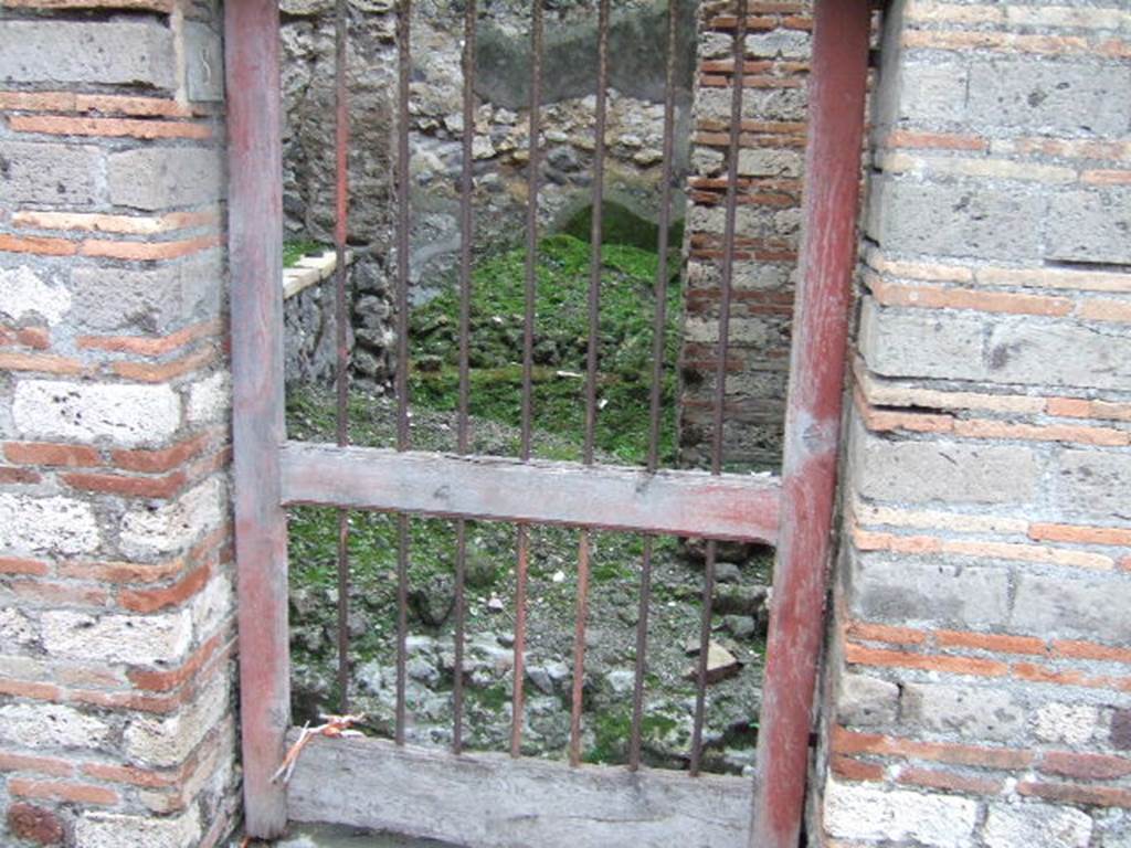 VII.10.8  Pompeii. December 2004. Looking south from entrance doorway.