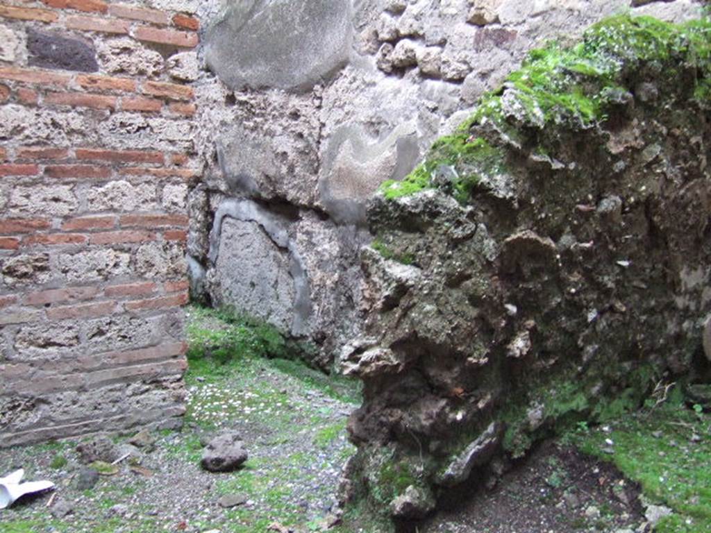 VII.10.8 Pompeii. December 2005. Passageway leading to house VII.10.5.
On the right would have been the latrine.