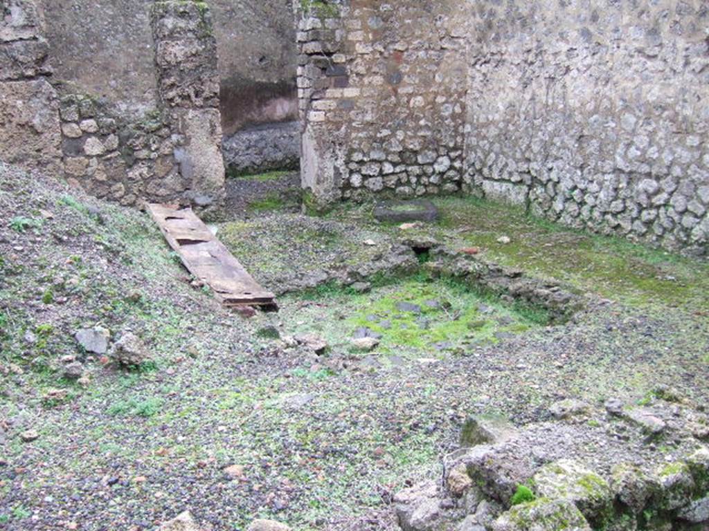 VII.11.2 Pompeii. December 2005. Atrium with masonry impluvium.