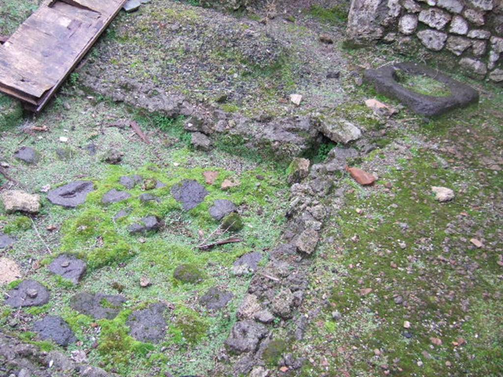 VII.11.2 Pompeii.  Dwelling house.  Impluvium and cistern head.  December 2005.