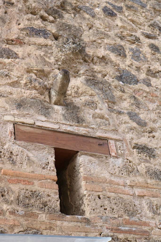 VII.11.12, Pompeii. December 2018. 
Phallus on outside wall above small window above doorway. Photo courtesy of Aude Durand.