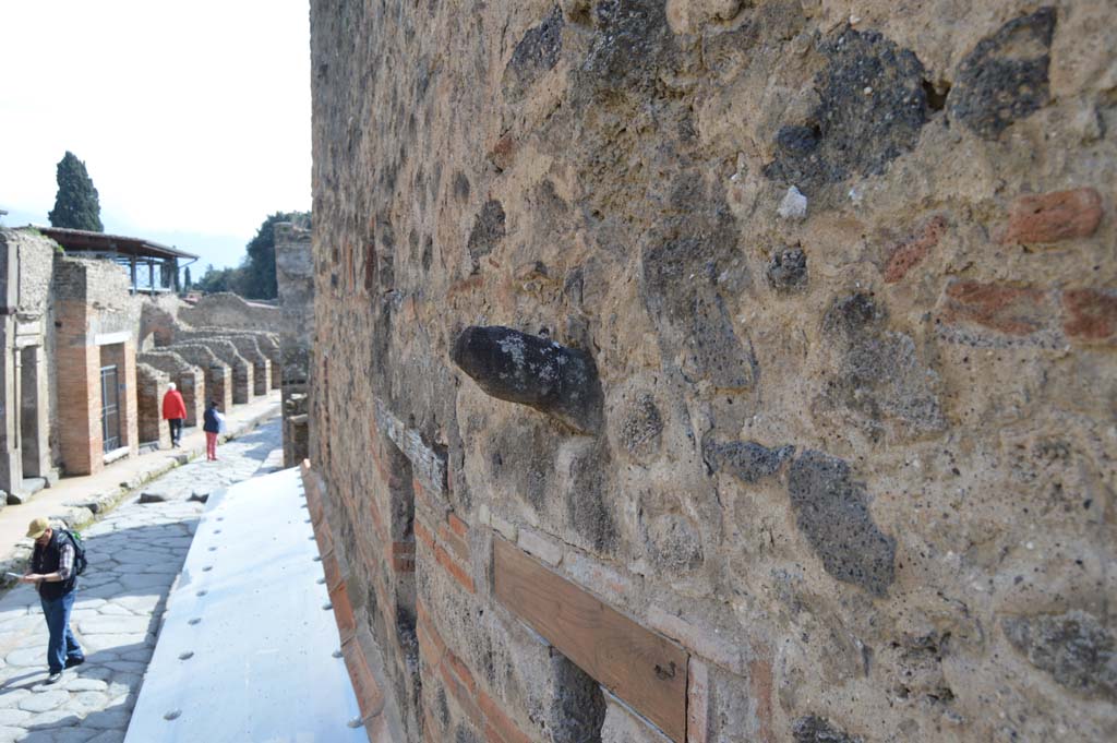 VII.11.12 Pompeii, March 2018. Looking south to phallus on wall above doorway in Vicolo del Lupanare.
Foto Taylor Lauritsen, ERC Grant 681269 DÉCOR.