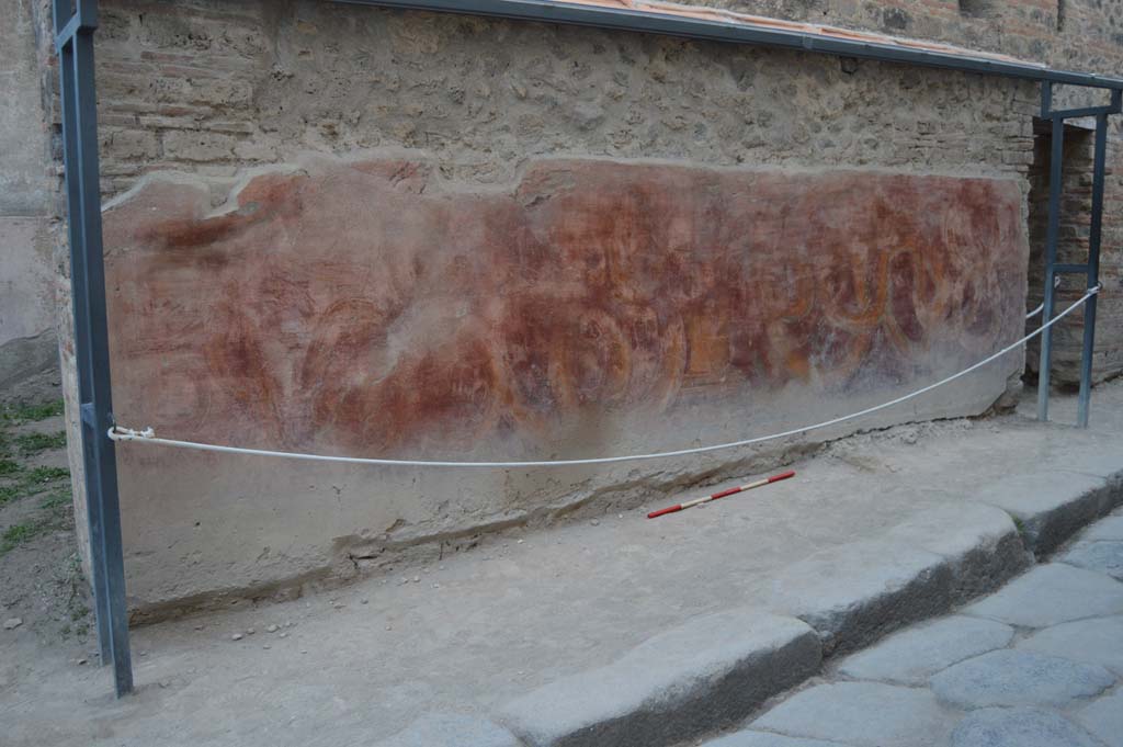 VII.11.13 Pompeii, on left. October 2017. Looking north along painted street shrine, with doorway at VII.11.12, on right.
Foto Taylor Lauritsen, ERC Grant 681269 DÉCOR.