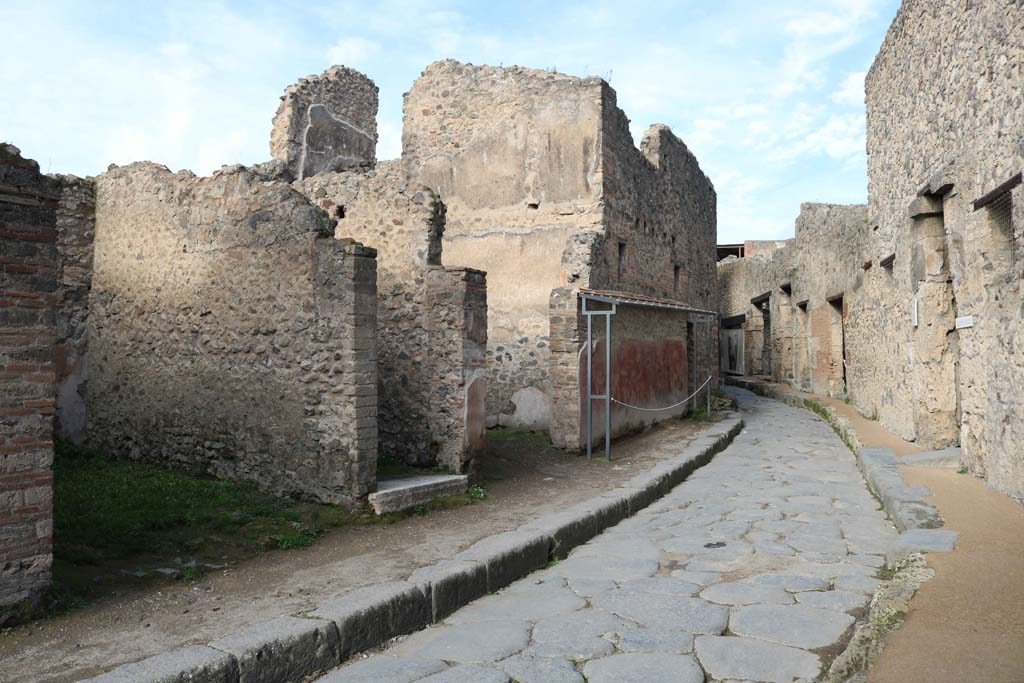 VII.11.14, Pompeii, centre left. December 2018. 
Looking north in Vicolo del Lupanare between VII.11, on left, and VII.1, on right. Photo courtesy of Aude Durand.