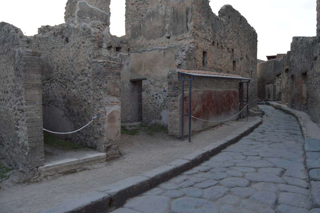 VII.11.14 Pompeii, on left. October 2017. Looking north towards entrance doorway in Vicolo del Lupanare. 
Foto Taylor Lauritsen, ERC Grant 681269 DÉCOR.