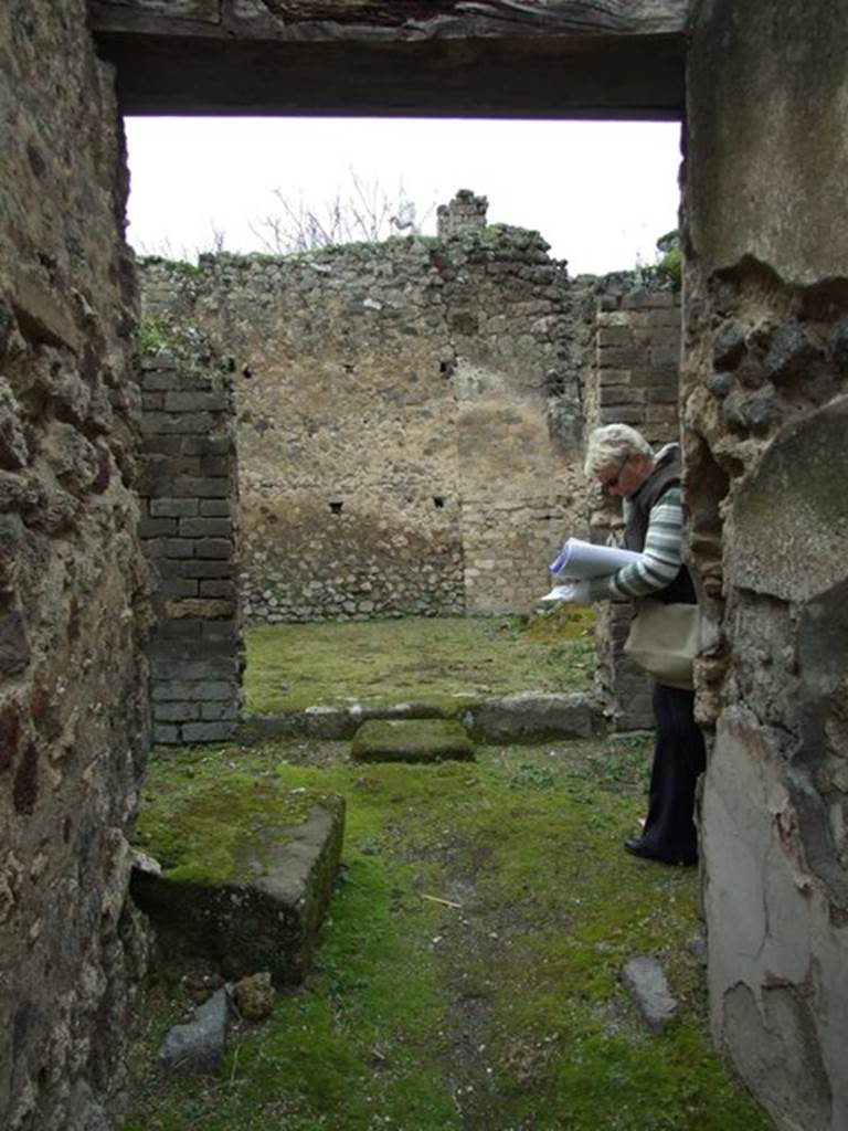 VII.11.14 Pompeii.  March 2009. End of fauces, looking west to step into Garden area “A”