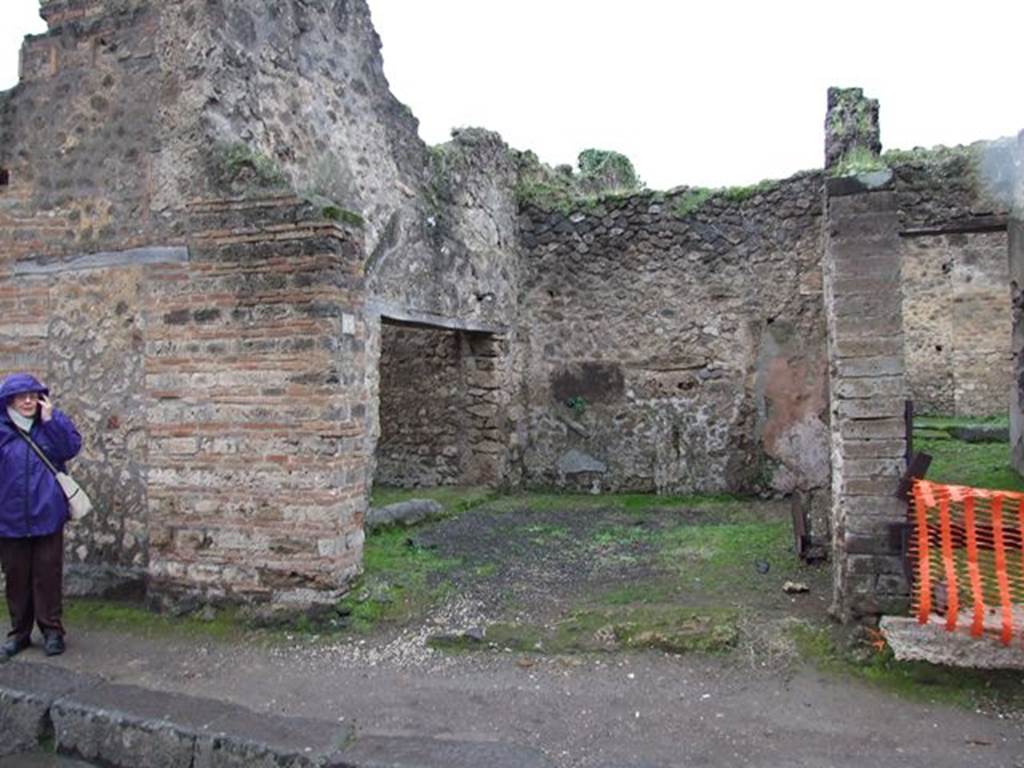 VII.11.15 Pompeii. December 2006. Looking west towards entrance doorway. According to Eschebach, on the right would have been the steps to the upper floor. On the left would have been the shop-counter or podium, with the doorway to the neighbouring room behind.
See Eschebach, L., 1993. Gebäudeverzeichnis und Stadtplan der antiken Stadt Pompeji. Köln: Böhlau. (p.325)