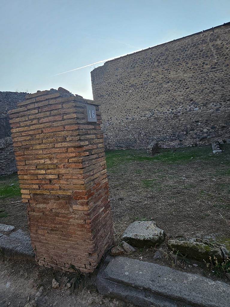 VII.11.16 Pompeii. November 2024. 
Central pilaster between entrance doorways of linked shops. Photo courtesy of Annette Haug.