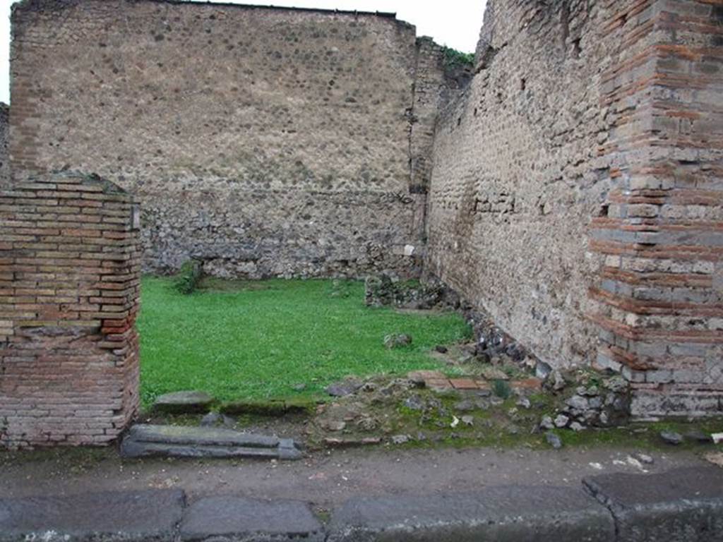 VII.11.16 Pompeii. December 2006. Entrance doorway, looking west.