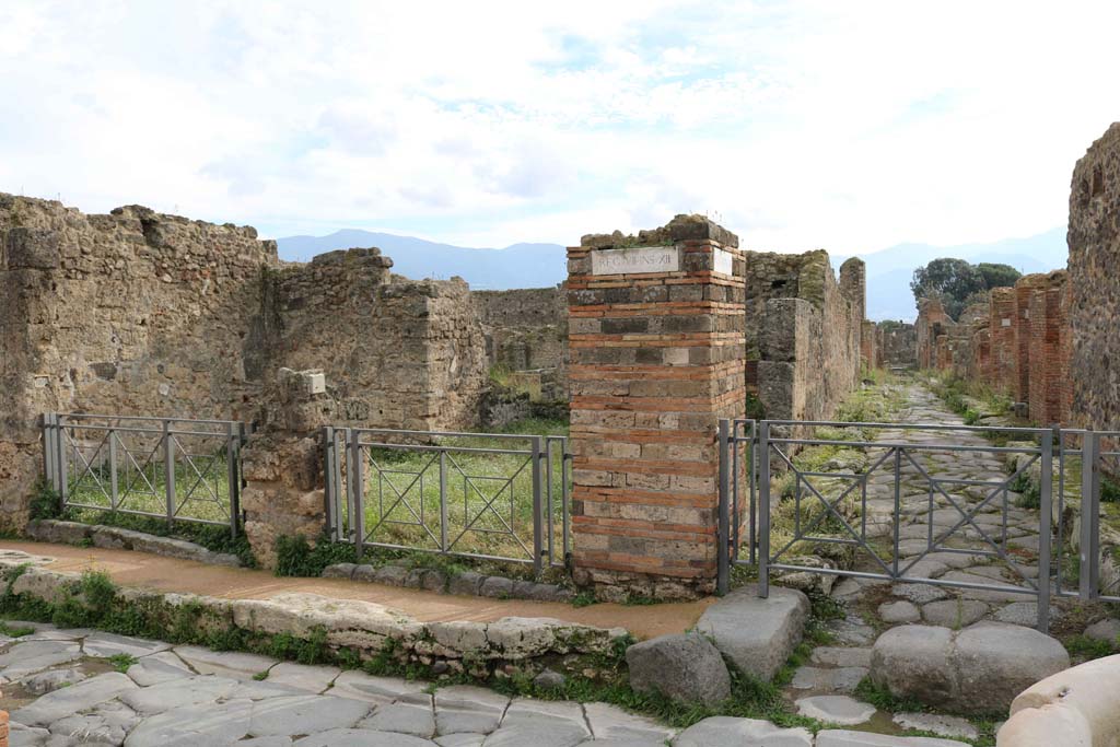 VII.12.2 Pompeii on left, VII.12.1 in centre. December 2018. 
Looking south on Vicolo di Eumachia, on right. Photo courtesy of Aude Durand.