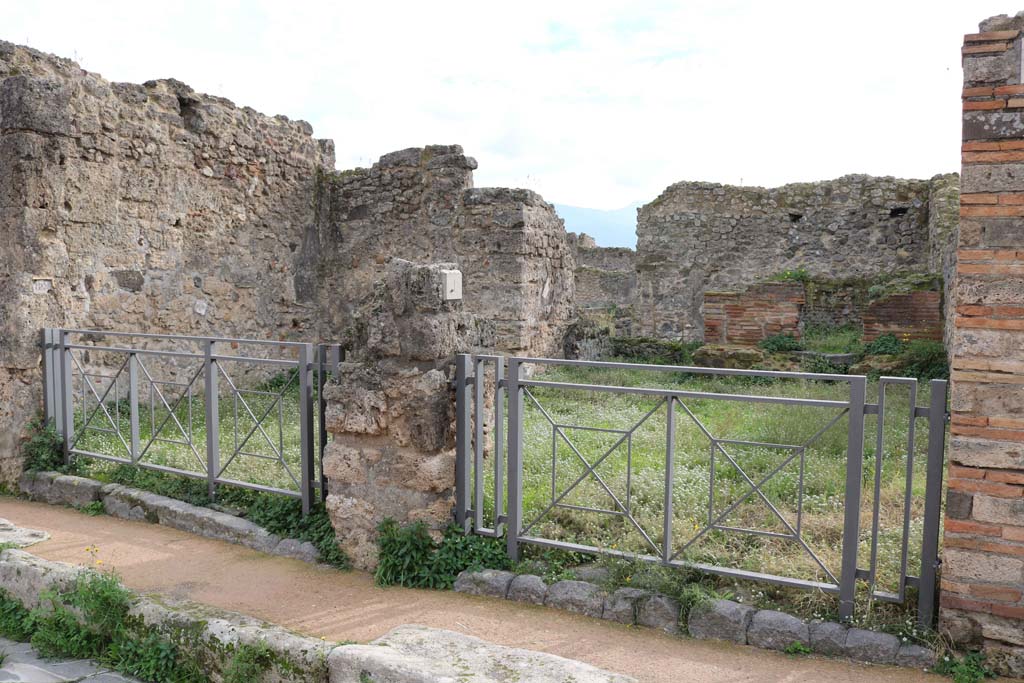 VII.12.2 Pompeii on left and VII.12.1 on right. December 2018. 
Looking south-east towards entrances. Photo courtesy of Aude Durand.