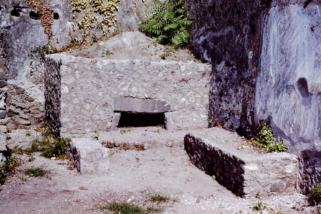 VII.12.7 Pompeii. 1966. Looking east towards oven in south-east corner. Photo by Stanley A. Jashemski.
Source: The Wilhelmina and Stanley A. Jashemski archive in the University of Maryland Library, Special Collections (See collection page) and made available under the Creative Commons Attribution-Non Commercial License v.4. See Licence and use details.
J66f0642
