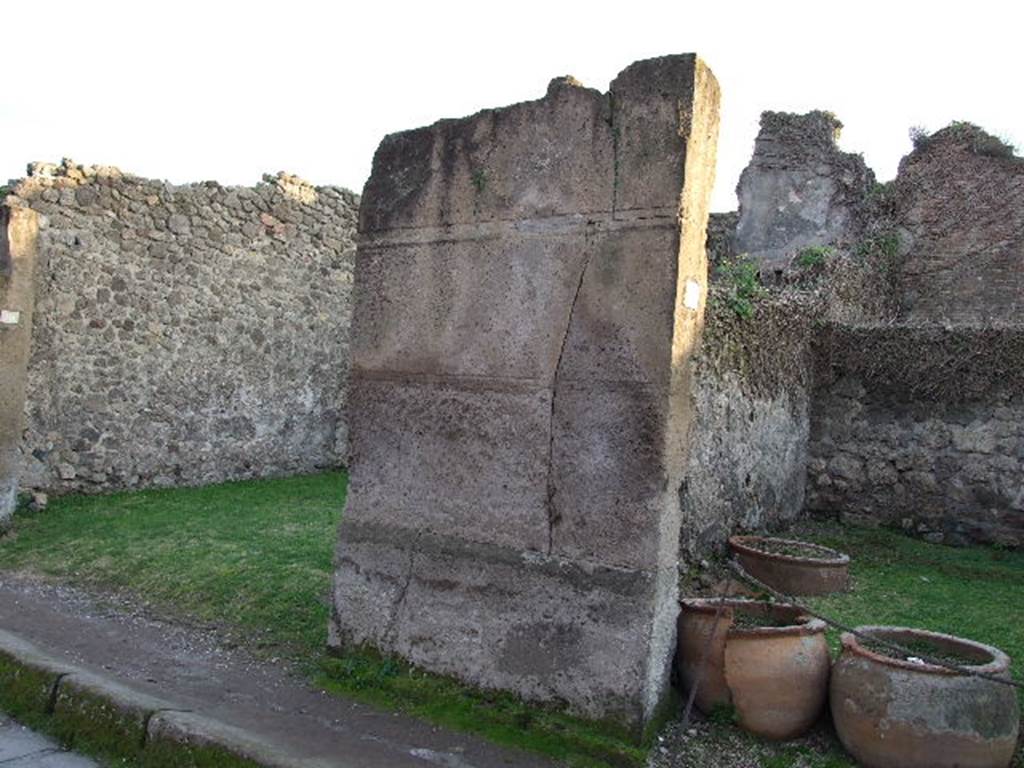 Site of wall painting of Mercury between VII.12.10 and VII.12.9.  See Fröhlich, T., 1991, Lararien und Fassadenbilder in den Vesuvstädten.  Mainz: von Zabern.  (F59: p.330).